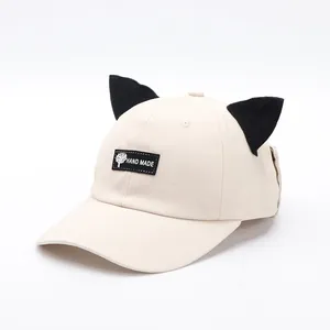 Cappellino da baseball beige con orecchie da gatto e toppa ricamata Hand Made