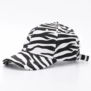 Gorra de béisbol clásica con elegante estampado de cebra en blanco y negro y visera curva
