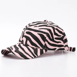 Primer plano de gorra de béisbol con estampado de cebra rosa y textura de lona premium