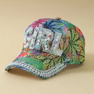 Detail der Baseballkappe mit GIRL-Schriftzug, Perlen, Strasssteinen und Blumenmuster