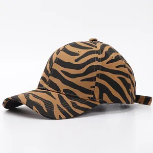 Gorra de béisbol de moda con patrón de cebra marrón y correa ajustable sobre fondo blanco