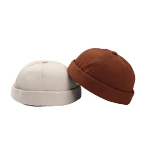 Gorros Miki minimalistas en crema y marrón caramelo con diseño de borde enrollado