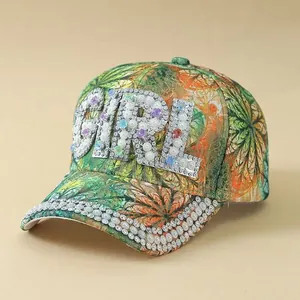 Detail der GIRL-Strass-Schrift und Tropenblatt-Muster auf dem Baseballkappen-Rand