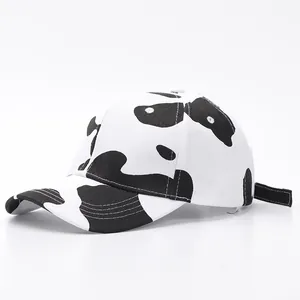 Primer plano de gorra de béisbol con estampado de vaca, tejido de sarga y visera curva