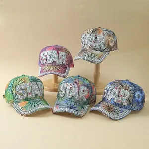 Detail von fünf Baseballkappen mit tropischem Blumendruck und STAR-Kristallverzierung