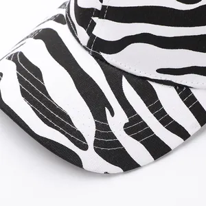 Primer plano detallado del estampado de cebra blanco y negro y costuras en la gorra de algodón