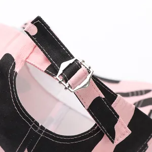 Vista de detalle de gorra de béisbol cebra rosa con hebilla de metal plateado ajustable
