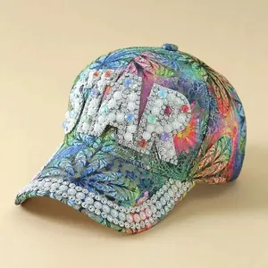 Detailansicht der STAR-Schrift aus Strass und Perlen auf einer floralen Baseballkappe
