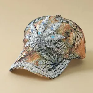 Detail der floralen Baseballkappe mit Perlen- und Strasssteinen in Ahornblatt-Form