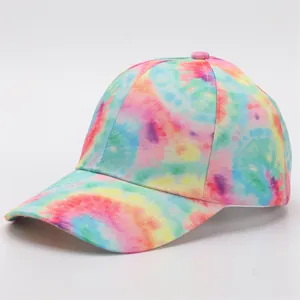 Λεπτομερής προβολή του ζωντανού σχεδίου tie-dye σε καπέλο του μπέιζμπολ με κυρτό γείσο