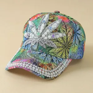 Detail der Baseballkappe mit funkelndem Ahornblatt aus Glitzerperlen und Strasssteinen