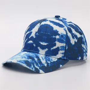 Λεπτομέρεια από μπλε και λευκό tie-dye καπέλο μπέιζμπολ με κυρτό γείσο και 6 πάνελ