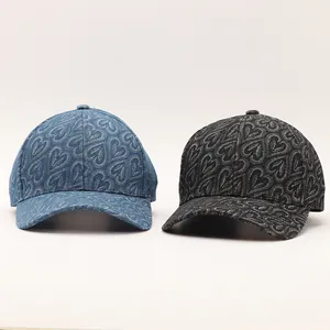 Detail von Denim-Baseballkappen in Blau und Schwarz mit flächendeckendem Herz-Leoparden-Print