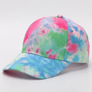 Κοντινό πλάνο του μοτίβου tie-dye και των ραφών σε ένα βαμβακερό καπέλο μπέιζμπολ