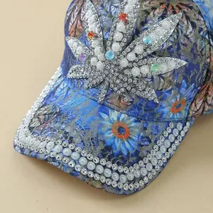 Detailansicht der blauen Spitzen-Baseballkappe mit Perlen und Strass-Ahornblatt