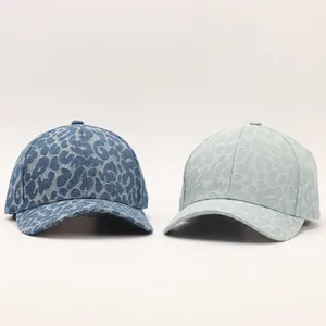 Detailansicht der Textur von Denim-Baseballkappen mit Leopardenmuster in zwei Blautönen