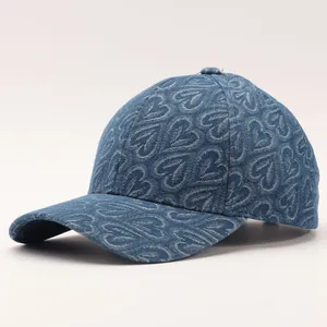 Blaue Denim-Baseballkappe mit weißem Herzmuster und gebogenem Schirm als Sonnenschutz