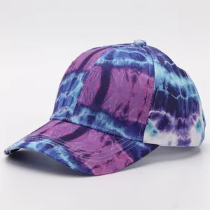 Λεπτομερής προβολή μωβ και μπλε tie-dye καπέλου μπέιζμπολ με κομψό κυρτό γείσο.