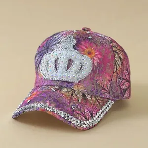 Detailaufnahme der Strass-Krone und Blumen-Spitze auf der lila Baseballkappe für Damen