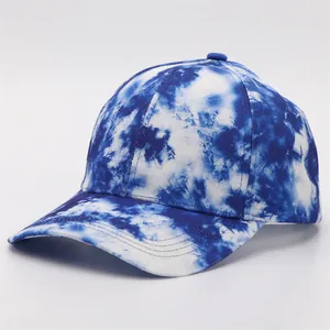 Λεπτομέρεια μπλε-λευκό καπέλο tie-dye με κυρτό γείσο και ανθεκτική ραφή στο ύφασμα