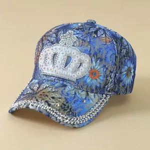 Detailansicht der blauen Spitzenkappe mit Perlenkrone und silbernen Metallnieten
