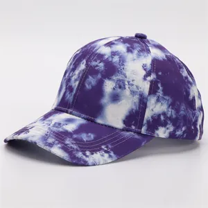 Λεπτομερής πλάγια όψη μοβ καπέλου tie-dye με κυρτό γείσο και βαμβακερή υφή υφάσματος