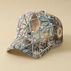 Detail der Vintage-Baseballkappe mit Blumenmuster, Strassgitter und Perlenverzierung