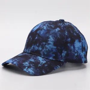 Λεπτομέρεια του μοτίβου tie-dye και των ενισχυμένων ραφών σε ένα μπλε καπέλο μπέιζμπολ