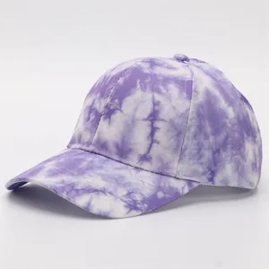 Λεπτομερής λήψη του μωβ και λευκού tie-dye υφάσματος σε ένα καπέλο μπέιζμπολ έξι πάνελ