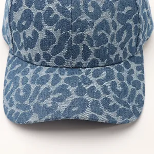 Detaillierte Makroansicht des Leopardenmusters auf blauem Denim-Stoff der Kappe