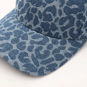 Detailaufnahme des blauen Denim-Stoffs mit Leopardenmuster und Nähten an dieser Kappe