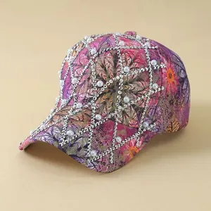 Detail der floralen Baseballkappe mit künstlichen Perlen und funkelnden Strasssteinen