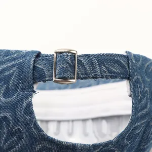 Detailansicht der blauen Denim-Baseballkappe mit silberner Metallschnalle und Gurt