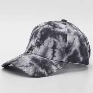 Πλευρική λήψη macro καπέλου tie-dye με ασπρόμαυρη διαβάθμιση και σκληρό γείσο