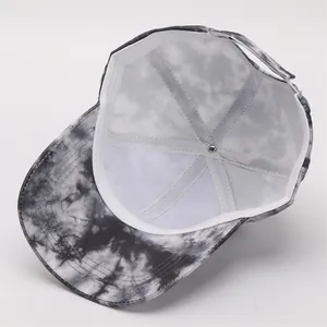 Εσωτερική λεπτομέρεια καπέλου μπέιζμπολ tie-dye με λευκή επένδυση και ραφές