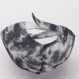 Πίσω όψη καπέλου tie-dye με λεπτομέρεια ρυθμιζόμενου κλεισίματος με βέλκρο