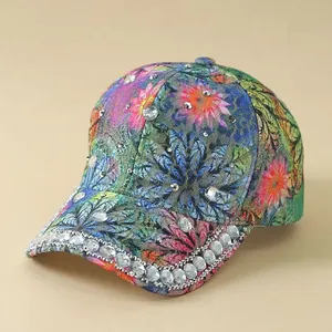 Detailansicht der bunten Blumen-Baseballkappe mit funkelnden Strassverzierungen
