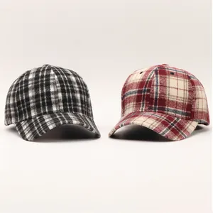 Dettaglio di cappelli da baseball in stile britannico con motivo pied-de-poule e quadri