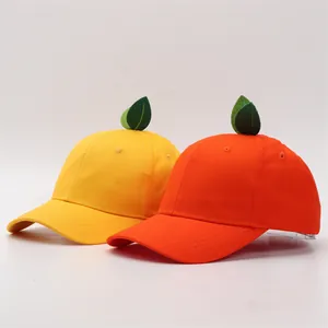 Détail de casquettes de baseball en coton avec feuilles 3D en jaune vif et orange