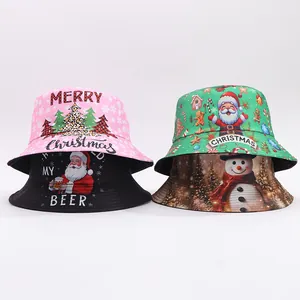 Dettaglio di quattro cappelli a secchiello natalizi con stampe di renne, Babbo Natale e pupazzi