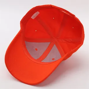 Vue détaillée de l'intérieur de la casquette en coton orange avec étiquette 100% coton