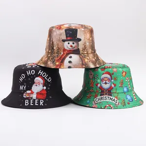 Dettaglio di tre cappelli alla pescatora natalizi con motivi di Babbo Natale e pupazzo