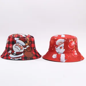 Vista dettagliata di cappelli alla pescatora natalizi con motivi di Babbo Natale e renne