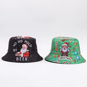 Dettaglio di cappelli pescatore natalizi con stampe di renne e slogan Ho Ho Hold My Beer