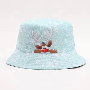 Dettaglio del cappello a secchiello verde menta con stampa natalizia di renne e neve