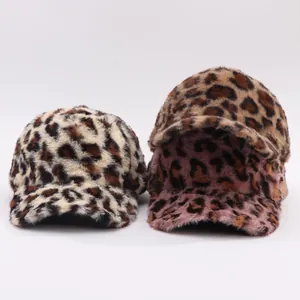 Drie baseballcaps van nepbont met luipaardprint in de kleuren crème, bruin en roze