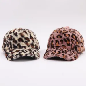 Detailweergave van pluchen honkbalpetten met luipaardprint in beige en roze imitatiebont
