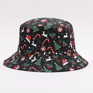 Dettaglio cappello a secchiello natalizio con stampe di renne, bastoncini e alberi