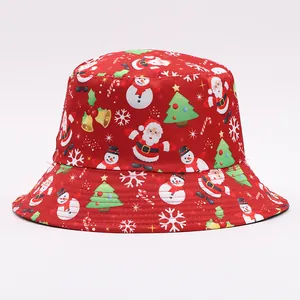 Dettaglio del cappello pescatore natalizio con motivi di Babbo Natale e pupazzi di neve