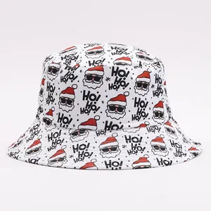 Dettaglio cappello alla pescatora natalizio con stampa Babbo Natale e testo HO! HO! HO!